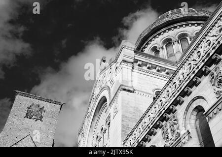 Basilica di San Martino e Carlo Magno torre sullo sfondo nel centro storico della città di Tours. Val de Loire, Francia. Foto storica in bianco e nero Foto Stock