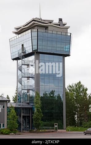 Powerpark, Finlandia - 20 giugno 2022: Molto interessante torre di vetro a specchio e l'architettura asiatica in cima Foto Stock