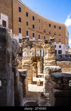 Rovine dell'anfiteatro romano costruito nell'antica città romana di Lupiae, oggi Lecce, in Salento, Puglia, Italia Foto Stock