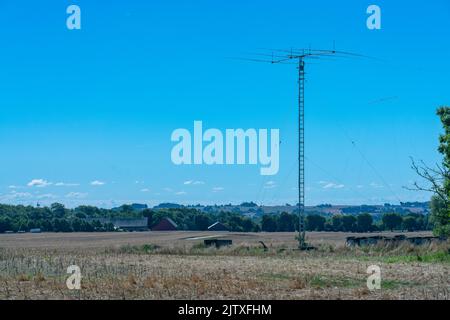 Trunnerup, Svezia - 1 Set, 2022: Una grande e alta antenna radio su un campo nel sud della Svezia Foto Stock