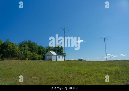 Trunnerup, Svezia - 1 settembre 2022: Diverse antenne radioamatoriali su un campo nel sud della Svezia. Foto Stock