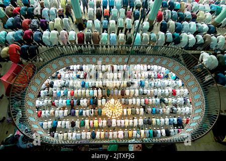 Dhaka, Dhaka, Bangladesh. 2nd Set, 2022. 10.000 Musulmani rammorano durante la preghiera di Jummah alla Moschea Nazionale di Baitul Mukarram a Dhaka, Bangladesh. La Moschea Nazionale del Bangladesh, conosciuta come Baitul Mukarram o la Casa Santa in inglese, è una delle più grandi moschee del mondo e può ospitare fino a 40.000 persone, anche all'aperto. La moschea ha diverse caratteristiche architettoniche moderne e allo stesso tempo conserva i principi tradizionali dell'architettura Mughal. (Credit Image: © Joy Saha/ZUMA Press Wire) Foto Stock