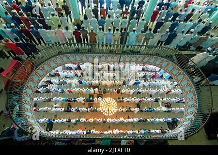 Dhaka, Dhaka, Bangladesh. 2nd Set, 2022. 10.000 Musulmani rammorano durante la preghiera di Jummah alla Moschea Nazionale di Baitul Mukarram a Dhaka, Bangladesh. La Moschea Nazionale del Bangladesh, conosciuta come Baitul Mukarram o la Casa Santa in inglese, è una delle più grandi moschee del mondo e può ospitare fino a 40.000 persone, anche all'aperto. La moschea ha diverse caratteristiche architettoniche moderne e allo stesso tempo conserva i principi tradizionali dell'architettura Mughal. (Credit Image: © Joy Saha/ZUMA Press Wire) Foto Stock