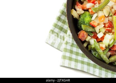 Una miscela di verdure surgelate assortite in padella pronta per la cottura isolata su fondo bianco Foto Stock
