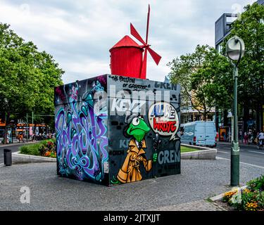 La mostra all'aperto, All We Swrited – The Passion of Graffiti, celebra la storia dell'arte di strada con 19 opere sull'isola trafficata di Tauentzienstrasse Foto Stock