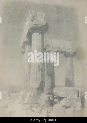 Il Tempio di Apollo a Corinto. Rovine di un antico tempio greco. Disegno vettoriale, illustrazione vintage a mano libera. Illustrazione Vettoriale