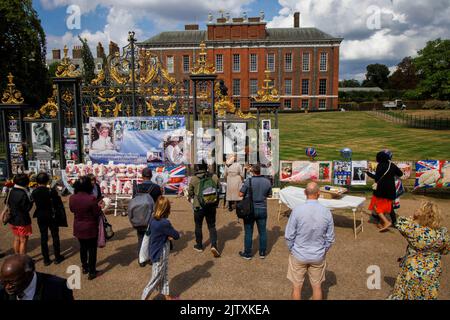 Piangono alle porte di Kensington Palace. È il 25th° anniversario della morte della principessa Diana con Dodi al-Fayed a Parigi il 31st 1987 agosto. Foto Stock