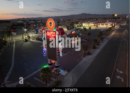 Il negozio Alien Fresh Jerky si apre giovedì 1 settembre 2022 a Baker, California. Foto Stock