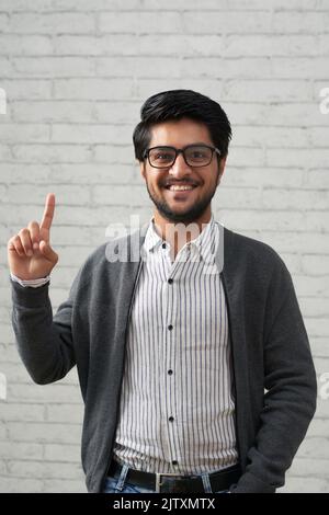 Bel giovane indiano che ha idea Foto Stock