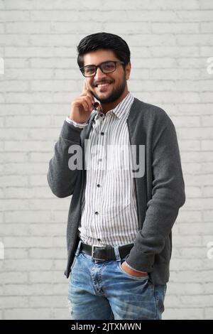 Ritratto di giovane allegro che chiama al telefono Foto Stock
