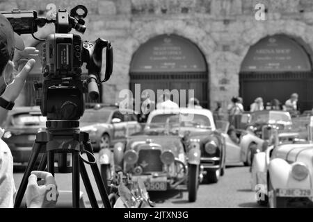 Vecchie vetture alla gara italiana 1000 miglia 2021 Foto Stock