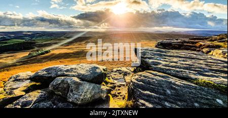 Tramonto su Stanage Edge nel Peak District Foto Stock