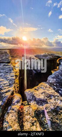 Tramonto su Stanage Edge nel Peak District Foto Stock