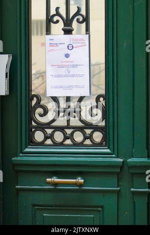 Firma sulla porta di una scuola materna, asilo nido, asilo nido, segnalando la fine dei requisiti di indossare la maschera, sia dentro che fuori, Parigi, Francia. Foto Stock