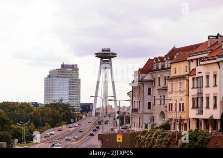 Vista sulla torre UFO e sul ponte SNP dal centro storico di Bratislava Foto Stock