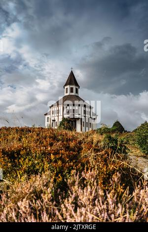 Piccola cappella bianca rurale Tesarovska con cimitero nel villaggio di Korenov, Jizera montagne, Repubblica Ceca. Paesaggio estivo, tempesta Sky.Wooden Foto Stock