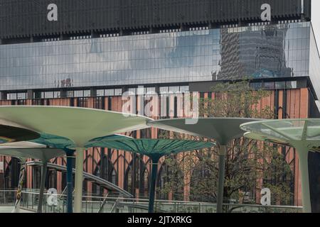 Bangkok, Thailandia - 15 maggio 2022 : splendida vista del parco Skywalk su Pathumwan intersezione con alberi verdi e moderni edifici sfondo. Seleziona Foto Stock