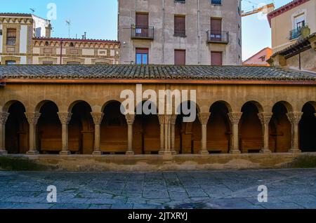 Cortile interno con colonne del monastero di San Pedro el viejo, Huesca Foto Stock