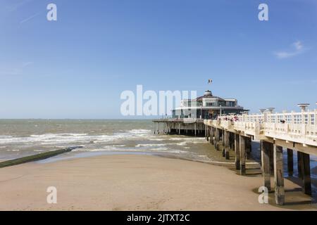 Il 'Belgium Pier' e il mare nord in estate Foto Stock