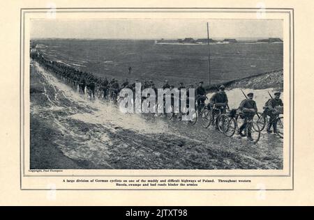 Grande divisione dei ciclisti militari tedeschi dal libro la storia della grande guerra; la storia completa degli eventi fino ad oggi DIPLOMATICI E DOCUMENTI DI STATO di Reynolds, Francis Joseph, 1867-1937; Churchill, Allen Leon; Miller, Francis Trevelyan, 1877-1959; Wood, Leonard, 1860-1927; Knight, Austin Melvin, 1854-1927; Palmer, Frederick, 1873-1958; Simonds, Frank Herbert, 1878-; Ruhl, Arthur Brown, 1876 - pubblicato nel 1920 Foto Stock