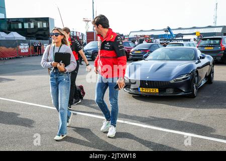 Zandvoort, Paesi Bassi. 02nd Set, 2022. SAINZ Carlos (spa), Scuderia Ferrari F1-75, con la sua ragazza HERNAEZ Isabel durante la Formula 1 Heineken Dutch Grand Prix 2022, 15th° round del Campionato del mondo FIA di Formula uno 2022 dal 2 al 4 settembre 2022 sul circuito di Zandvoort, in Olanda, Belgio - Foto Florent Gooden / DPPI Credit: DPPI Media/Alamy Live News Foto Stock