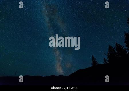 Vista mozzafiato sulla via lattea con tracce di stelle un cielo notturno limpido Foto Stock