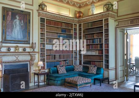 Maidstone, kent, Regno Unito, 20, agosto 2022 Sala della Biblioteca nel Castello di Leeds con scaffali piene di libri. Foto Stock