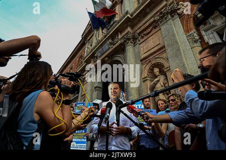 Milano, Italia - 1 settembre 2022: Matteo Salvini, leader della Lega, parla ai giornalisti durante la campagna per le elezioni politiche generali Credit: Piero Crociatti/Alamy Live News Foto Stock