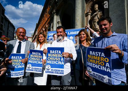 Milano, Italia - 1 settembre 2022: Matteo Salvini, leader della Lega, parla ai giornalisti durante la campagna per le elezioni politiche generali Credit: Piero Crociatti/Alamy Live News Foto Stock