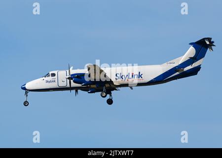 29 agosto 2022, Richmond, British Columbia, Canada: Un aereo turbo-prop Skylink Express Beech 1900C (C-GKGA) in volo in avvicinamento finale per l'atterraggio all'aeroporto internazionale di Vancouver. (Credit Image: © Bayne Stanley/ZUMA Press Wire) Foto Stock