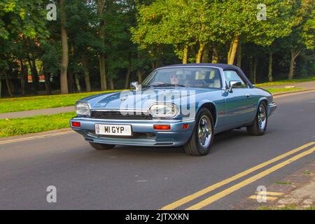 1995 90s anni '90, Jaguar XJR Supercharged Cabrio blu; arrivo all'annuale Stanley Park Classic Car Show nei Giardini Italiani. Stanley Park Classics Yesteryear Motor Show Hosted by Blackpool Vintage Vehicle Preservation Group, UK. Foto Stock