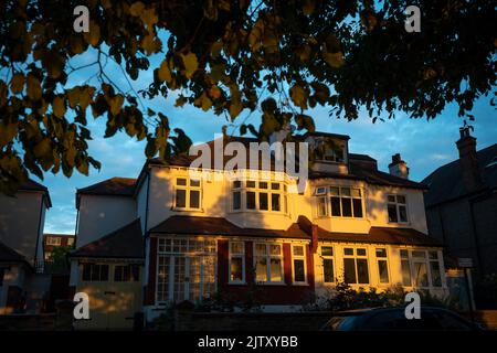 Caldo sole estivo su proprietà residenziali, case d'epoca in una strada a sud di Londra nel quartiere di Lambeth, il 30th agosto 2022, a Londra, Inghilterra. Foto Stock