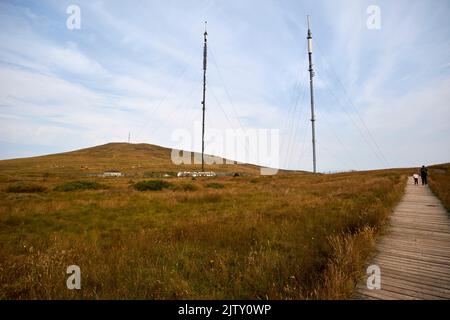 Passeggiata sul lungomare del sentiero di cresta e stazione di trasmissione Black Mountain con la cima del monte divis sullo sfondo a divis e la montagna nera bel Foto Stock