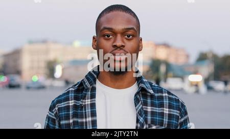 Ritratto maschile in città africano americano ragazzo bello giovane uomo adulto guardando la fotocamera deluso viso sensazione triste dispiacere sconvolto perde perdere Foto Stock