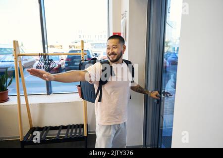 Un'entusiasta operatrice di caffè che si è dotata di una borsa termica per le consegne di cibo Foto Stock