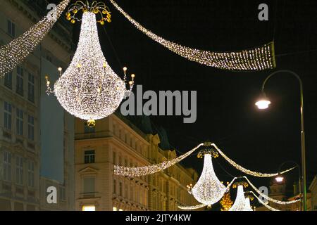 Luci di Natale a Vienna . Illuminazione brillante nella notte di Capodanno Foto Stock