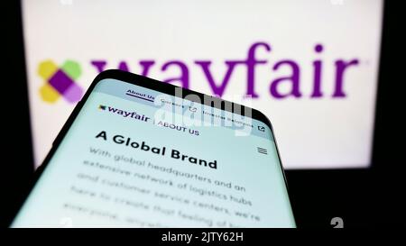 Telefono cellulare con pagina web della società americana di e-commerce Wayfair Inc. Sullo schermo di fronte al logo aziendale. Messa a fuoco in alto a sinistra del display del telefono. Foto Stock