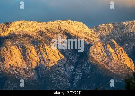 La catena montuosa di Sandia ad Albuquerque, New Mexico, è immersa nella luce dorata nel tardo pomeriggio Foto Stock