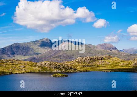 Il Monte Snowdon ferro di cavallo visto da Llyn Yr Adar lago sul Cnicht nel Parco Nazionale di Snowdonia. Beddgelert, Gwynedd, Galles settentrionale, Regno Unito, Gran Bretagna Foto Stock