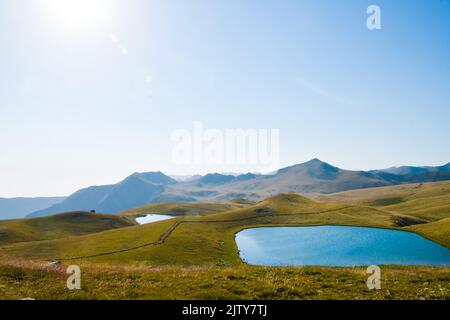 Piccolo lago di montagna incontaminato con cavalli su sentiero escursionistico a lago di roccia nera nel parco nazionale Lagodekhi.Hidden spot gemme in Georgia Foto Stock