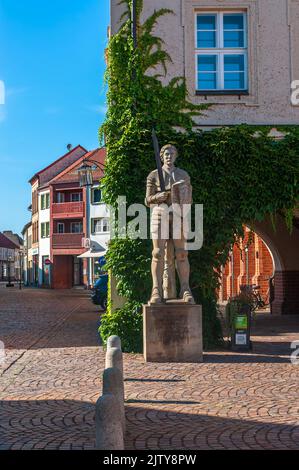 Gardelegen, Germania - 10 agosto 2022: Una statua di un cavaliere medievale con una spada nel centro storico di Gardelegen, Germania Foto Stock