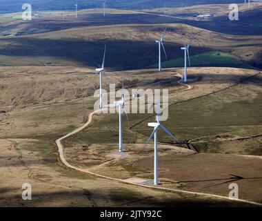 Veduta aerea delle turbine eoliche, parte della scout Moor Wind Farm sulla Pennines a nord di Rochdale, Regno Unito Foto Stock