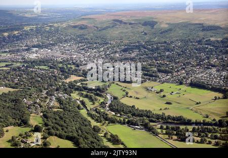 Vista aerea della città di Ilkley nello Yorkshire, con il fiume Wharfe in primo piano, il centro città e poi Ilkley Moor nel backgorund Foto Stock