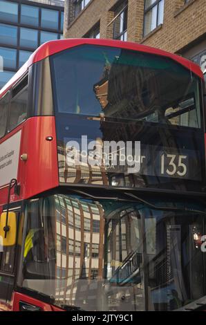 Fermata dell'autobus a Shoreditch, Londra, Inghilterra, Regno Unito Foto Stock