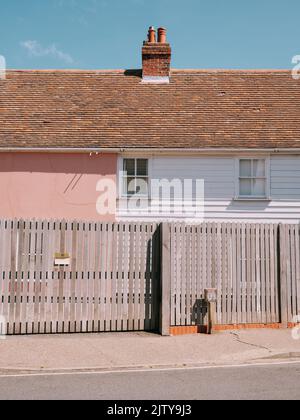 Una strada vuota con cottage e architettura recinzione di Harwich Old Town Harwich, Essex, Inghilterra UK Foto Stock