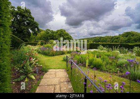 I giardini di Herstmonceux Castle, Herstmonceux, East Sussex, England, UK Foto Stock