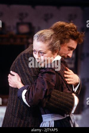 Annette Crosbie (signora Lambert), Neil Dudgeon (Ernest Lambert) in Un COLLIER's FRIDAY NIGHT di D.H. Lawrence al Greenwich Theatre, Londra SE10 26/10/1987 design: Kenny Miller illuminazione: Gerry Jenkinson regista: John dove Foto Stock