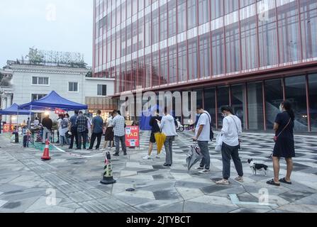 CHENGDU, CINA - 2 SETTEMBRE 2022 - i cittadini si sono allineati per i test degli acidi nucleici a Chengdu, provincia di Sichuan, Cina, 2 settembre 2022. Chengdu ha iniziato a stat m Foto Stock