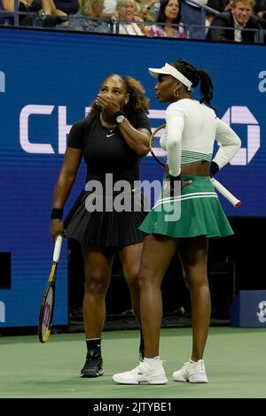 Queens, New York, Stati Uniti. 01st Set, 2022. **NESSUN GIORNALE NY** Venus Williams (USA) e Serena Williams (USA) parlano tra loro mentre giocano contro Lucie Hradecka (CZE) e Linda Noskova (CZE) durante la loro partita doppia durante gli US Open 2022 presso l'USTA Billie Jean King National Tennis Center il 1 settembre 2022 nel Queens, New York City. Credit: Mpi04/Media Punch/Alamy Live News Foto Stock