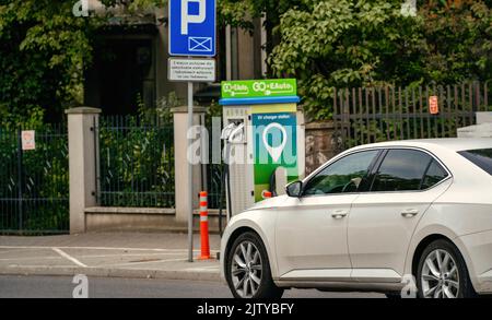 Un veicolo elettrico o auto, stazione di ricarica EV con caricabatterie ultrarapidi installati accanto alla strada principale in Polonia Foto Stock